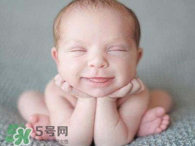 寶寶剛出生可以喝奶粉嗎？剛出生的寶寶喝多少奶粉？