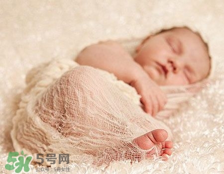 寶寶剛出生可以喝奶粉嗎？剛出生的寶寶喝多少奶粉？