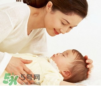 寶寶驚跳是什么癥狀？寶寶驚跳反應(yīng)怎么安撫？