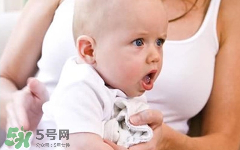 新生兒吐奶是什么原因？新生兒吐奶從鼻子出來怎么回事？
