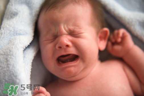 寶寶驚厥是什么癥狀？如何區(qū)別寶寶驚厥和驚跳？