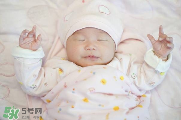 寶寶剛出生可以喝奶粉嗎？剛出生的寶寶喝多少奶粉？