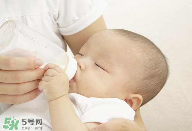 新生兒吐奶是什么原因？新生兒吐奶從鼻子出來怎么回事？