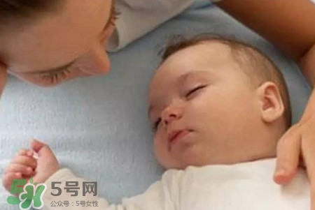 寶寶驚跳反應(yīng)什么時候消失？寶寶驚跳反射太頻繁怎么辦？