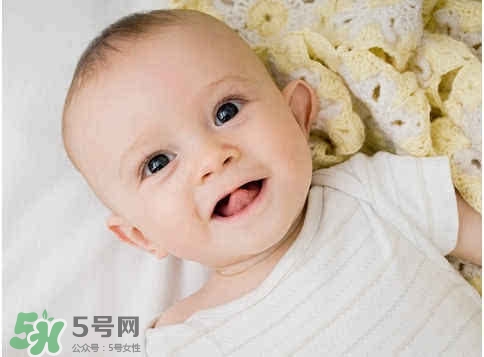 寶寶剛出生可以喝奶粉嗎？剛出生的寶寶喝多少奶粉？