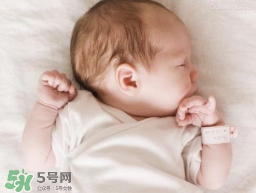寶寶驚跳反應(yīng)什么時候消失？寶寶驚跳反射太頻繁怎么辦？