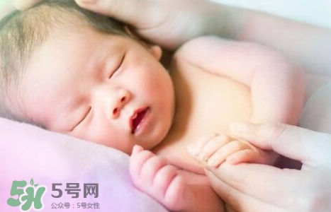 新生寶寶幾個月可以豎著抱？寶寶豎著抱的正確姿勢