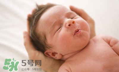 新生兒吐奶是什么原因？新生兒吐奶從鼻子出來怎么回事？