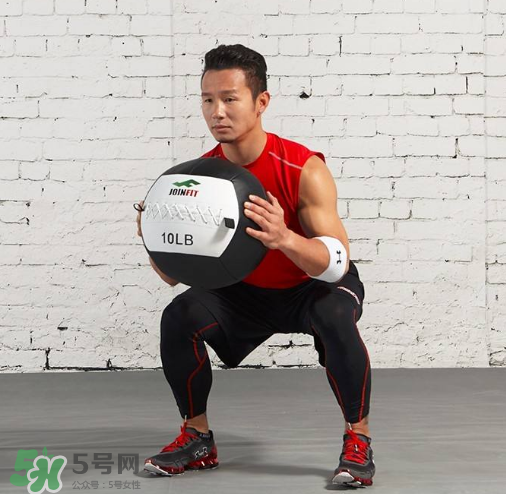 藥球深蹲怎么做？藥球深蹲訓(xùn)練方法