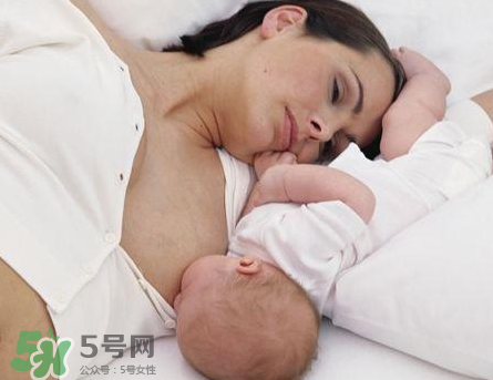 新生兒嗜睡吃奶量少要緊嗎？新生兒吃奶量少怎么辦？