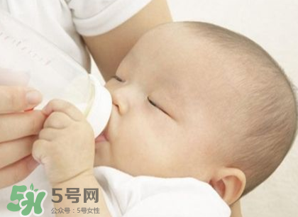 新生兒嗜睡吃奶量少要緊嗎？新生兒吃奶量少怎么辦？