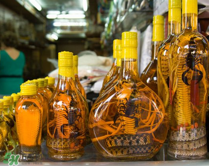 毒蛇泡在酒里為什么不死？毒蛇泡酒不死是什么原因？
