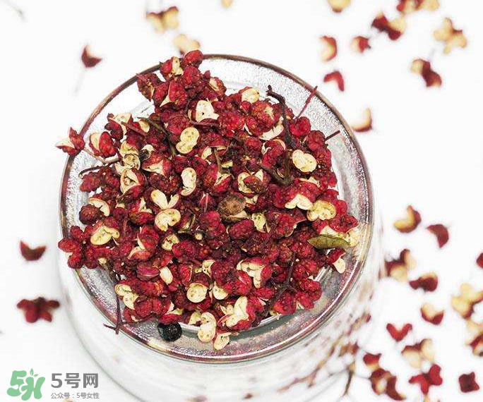 花椒泡腳能治白發(fā)嗎？花椒泡腳白發(fā)能轉(zhuǎn)黑嗎？
