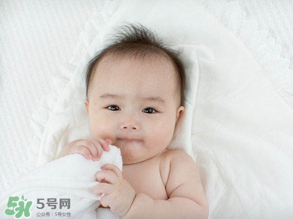 嬰兒幾個月可以做寶寶椅？嬰兒安全椅安裝方法