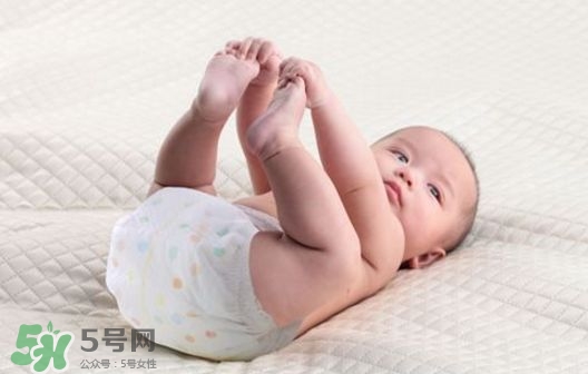 新生兒一天用多少尿不濕？新生兒尿不濕買多大的？