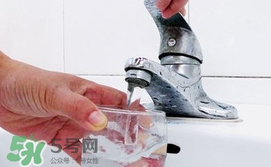 自來水為什么不能直接喝？自來水洗過的水果為什么可以吃？