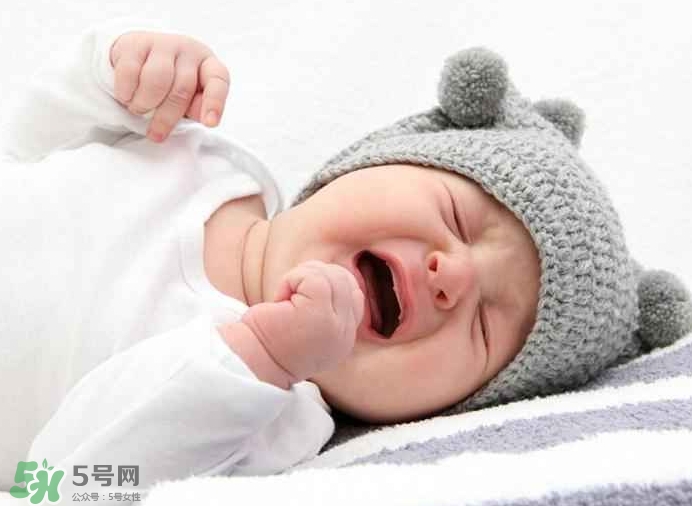 寶寶晚上哭鬧是怎么回事？寶寶晚上哭鬧不睡覺怎么辦？