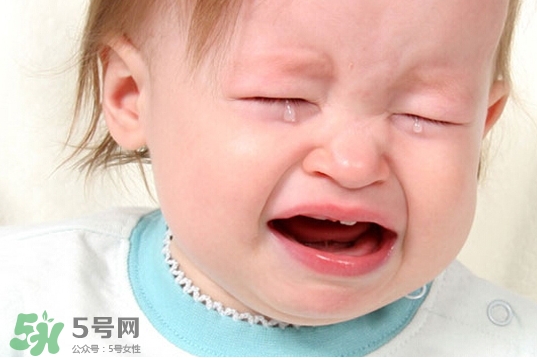 寶寶晚上哭鬧是怎么回事？寶寶晚上哭鬧不睡覺怎么辦？