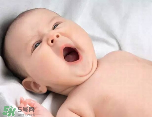 寶寶晚上哭鬧是怎么回事？寶寶晚上哭鬧不睡覺怎么辦？