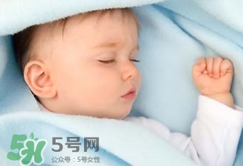 寶寶睡覺(jué)出汗多是什么原因？寶寶睡覺(jué)的常見(jiàn)誤區(qū)