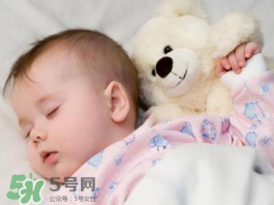 寶寶睡覺(jué)出汗多還要蓋被嗎？寶寶睡覺(jué)出汗多怎么辦？