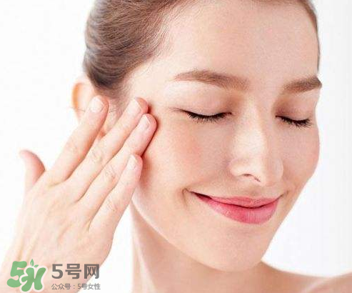 光擦保濕型化妝水就能有效保濕?怎樣正確的使用化妝水？