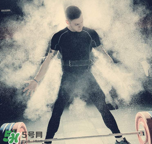 硬拉能練腹肌嗎？硬拉可以練腹肌嗎？