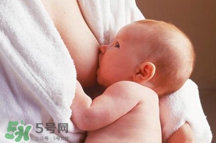 母乳喂養(yǎng)的寶寶大便怎樣正常？母乳喂養(yǎng)的寶寶需要補(bǔ)鈣嗎？