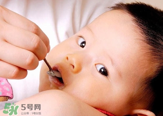 母乳喂養(yǎng)胸部會變形嗎？如何避免產(chǎn)后乳房變形？