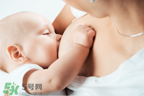 母乳喂養(yǎng)胸部會變形嗎？如何避免產(chǎn)后乳房變形？