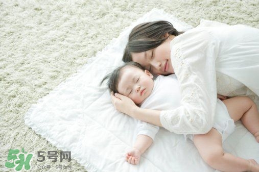 寶寶晚上哭鬧是怎么回事？寶寶晚上哭鬧不睡覺怎么辦？