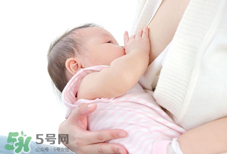 母乳喂養(yǎng)的寶寶需要喂水嗎？母乳喂養(yǎng)的重要性