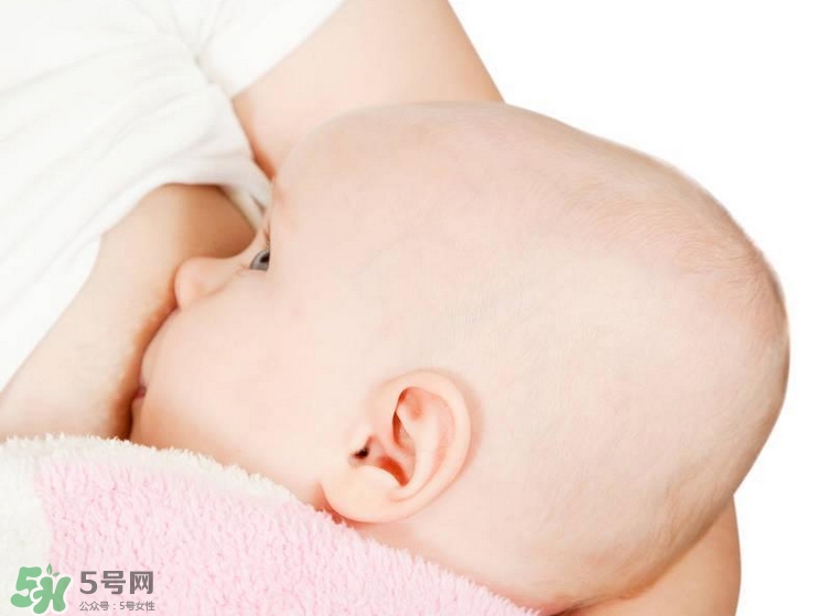 母乳喂養(yǎng)的寶寶大便怎樣正常？母乳喂養(yǎng)的寶寶需要補(bǔ)鈣嗎？