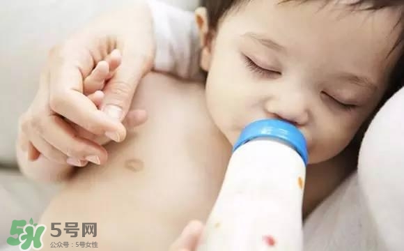 寶寶睡覺吃奶好嗎？寶寶睡覺吃奶怎么辦？
