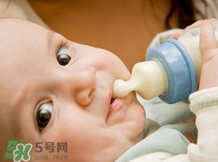 寶寶睡覺吃奶好嗎？寶寶睡覺吃奶怎么辦？