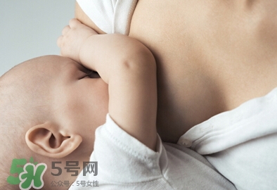 母乳喂養(yǎng)胸部會變形嗎？如何避免產(chǎn)后乳房變形？