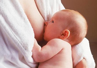 母乳喂養(yǎng)的寶寶大便怎樣正常？母乳喂養(yǎng)的寶寶需要補(bǔ)鈣嗎？