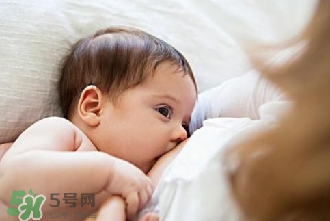 母乳喂養(yǎng)胸部會變形嗎？如何避免產(chǎn)后乳房變形？