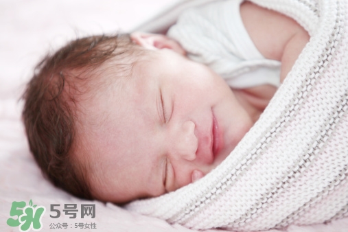 寶寶睡覺頭出汗是熱嗎？寶寶睡覺頭出汗是怎么回事？