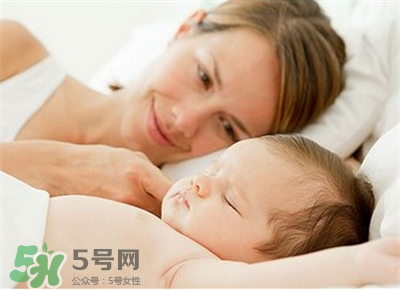 寶寶睡覺(jué)出汗多是什么原因？寶寶睡覺(jué)的常見(jiàn)誤區(qū)