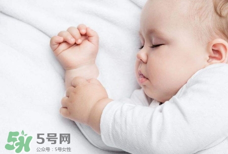 母乳喂養(yǎng)的寶寶需要喂水嗎？母乳喂養(yǎng)的重要性