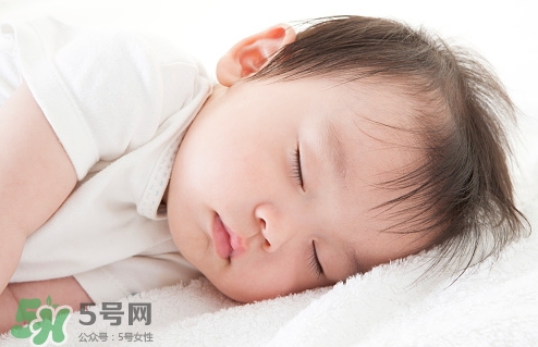 母乳喂養(yǎng)的寶寶需要喂水嗎？母乳喂養(yǎng)的重要性