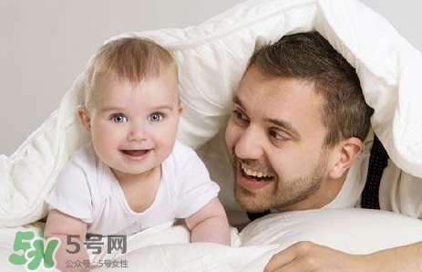 寶寶晚上哭鬧是怎么回事？寶寶晚上哭鬧不睡覺怎么辦？