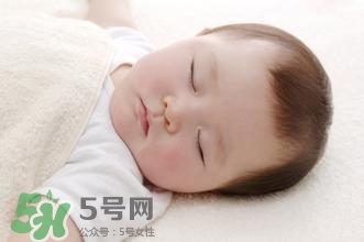 寶寶睡覺(jué)出汗多是什么原因？寶寶睡覺(jué)的常見(jiàn)誤區(qū)
