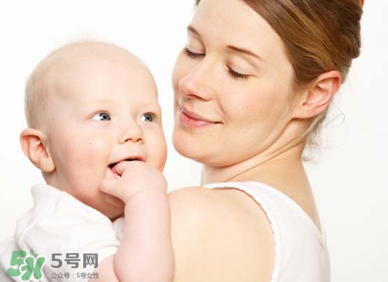 母乳喂養(yǎng)胸部會變形嗎？如何避免產(chǎn)后乳房變形？