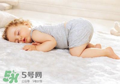 剛出生的寶寶需要枕頭嗎？新生兒需要枕頭定型嗎？