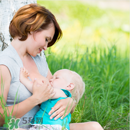 母乳喂養(yǎng)胸部會變形嗎？如何避免產(chǎn)后乳房變形？