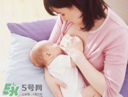 母乳喂養(yǎng)的寶寶大便怎樣正常？母乳喂養(yǎng)的寶寶需要補(bǔ)鈣嗎？