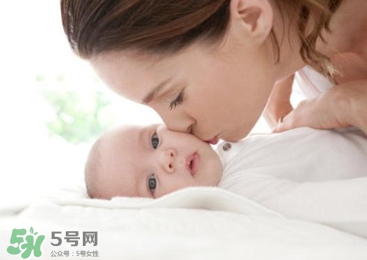 新生兒獨(dú)自睡覺好嗎？新生兒要跟父母睡嗎？