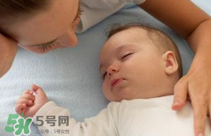 寶寶睡覺搖頭怎么回事？寶寶睡覺搖頭是缺鈣嗎？